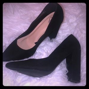 Black pumps